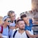 Una familia sonriente posa para una foto con un brazo extensible para tomar selfis